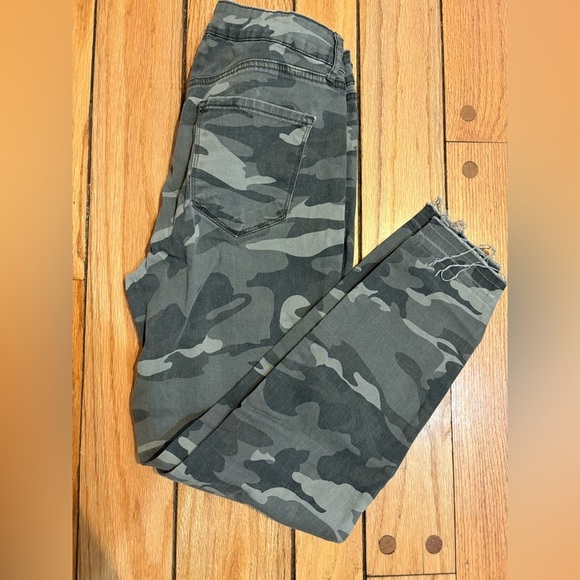 Rewash Denim - Women’s Rewash Gray Camouflage Pants Cropped size 7 28